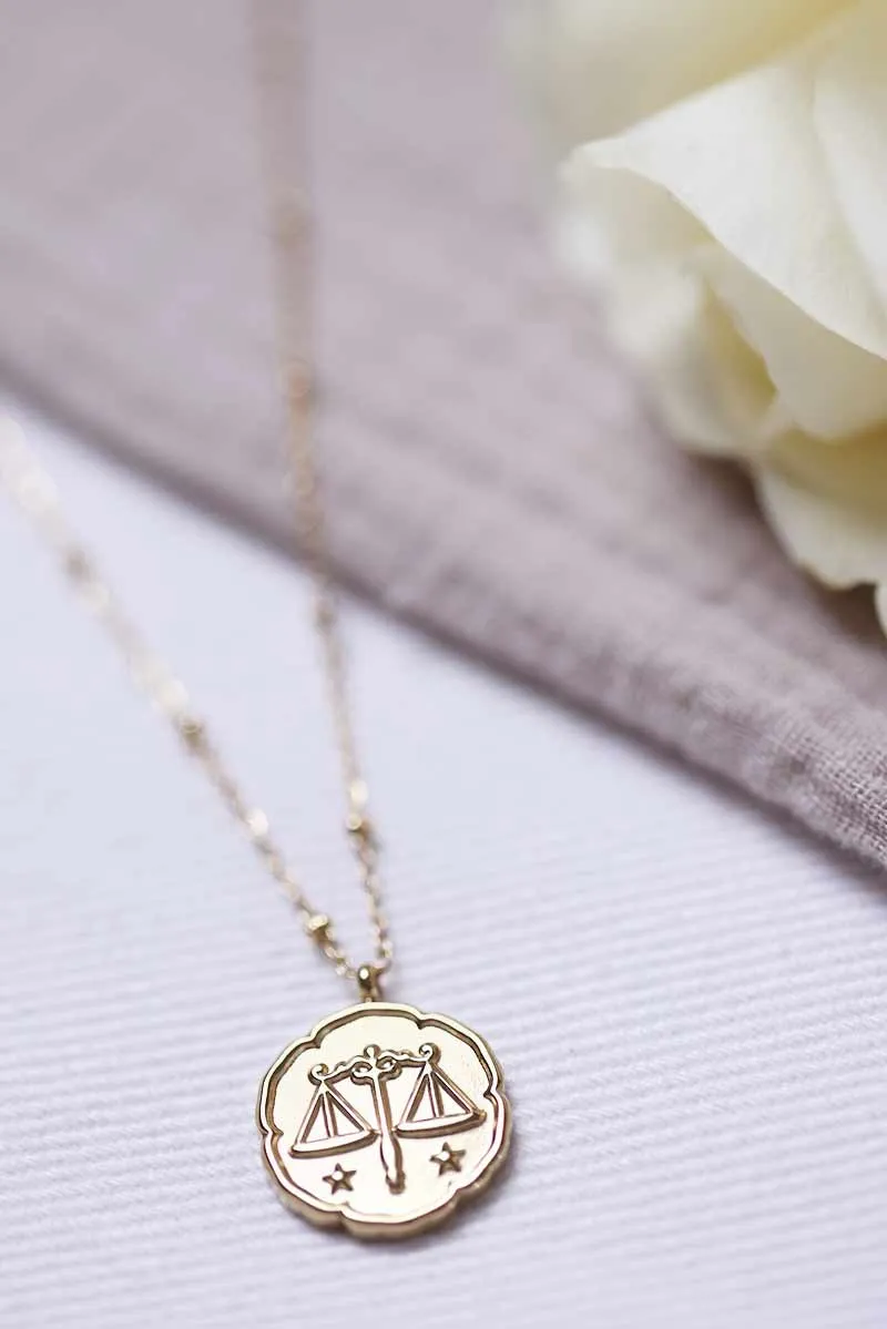 Collier doré petite médaille signe du zodiaque Balance